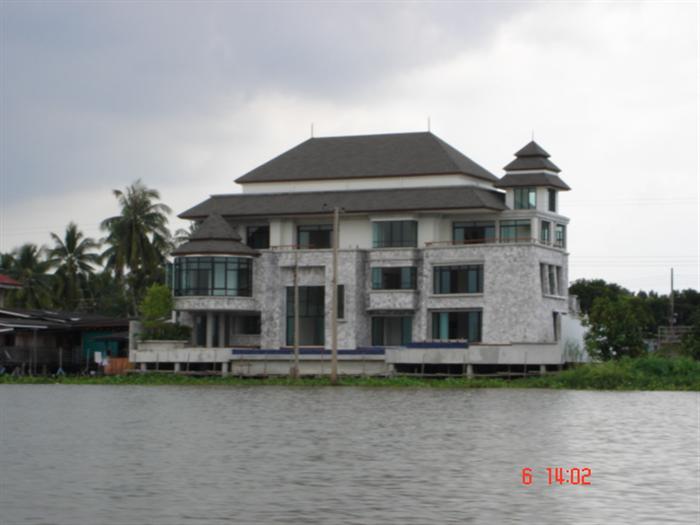 หลังนี้ก็สวยครับ สไตล์ใหม่ โมเดิร์นมากๆ.... :love: :love: :love: