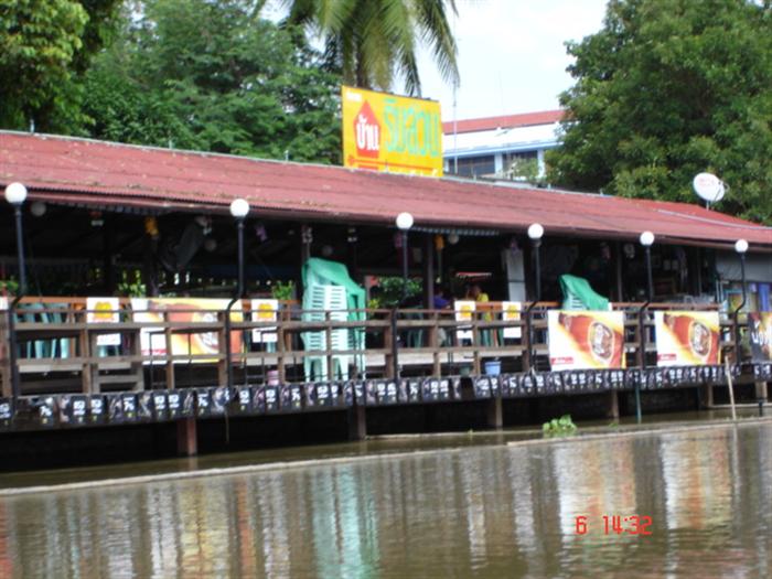 ไม่ใช่ร้านนี้นะคับ.... อีกร้านนึง ถัด