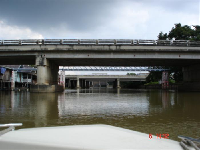 เราลอดสะพานเข้ามา จะจะถึงสะพานสุดท