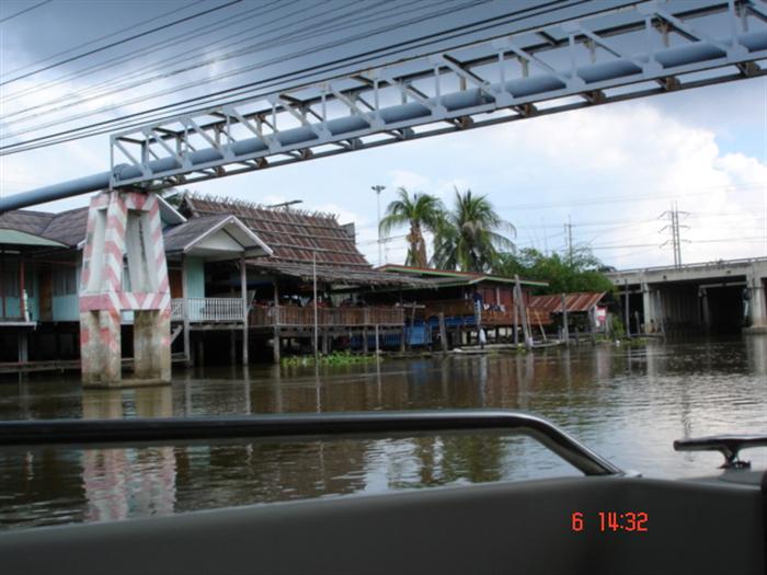 ถึงแล้วคับ เรือนชายน้ำดูทึมๆ โทรมๆ 