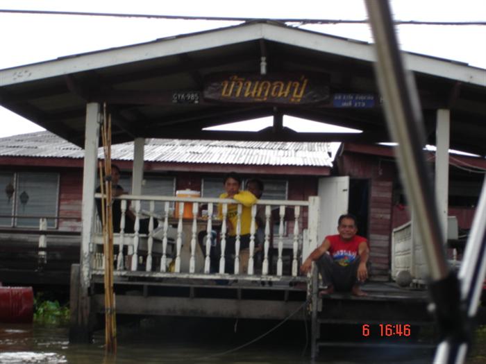 ขอบคุณมากครับ ( อยู่ปากคลอง ก่อนถึงบ้านพี่เต้ย ที่เอาเรือลงหน่อยเดียวเอง ) :love: :love:
         ช