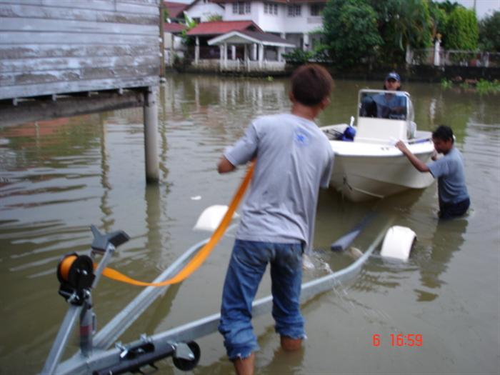 ค่อยๆ รั้งสายล๊อคหัวเรือมาก่อน ใช้วินส์ ค่อยๆ ดึงเรือขึ้นมาทีละนิด... :love: :love: