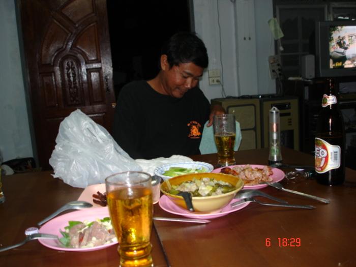 ฝนก็ตกหนัก นั่งรอฝนหยุดกันก่อนดีก่า... ( พี่ต้นกลับไปแล้ว ) 
        กินเก๊กฮวนย น้าเต้ย ฆ่าเวลากัน