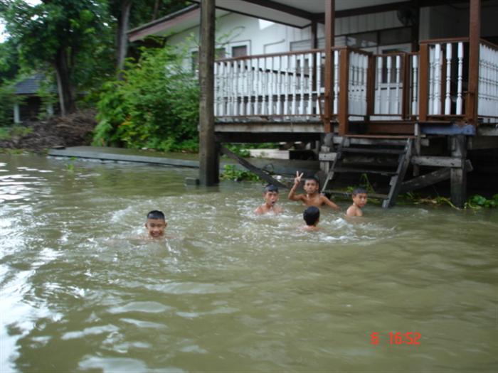 งั้นเอาภาพวัยสะรุ่น เล่นน้ำไปดูแกกลุ้มนะป้าแก๊ะ....
        ราตรีสวัสดิ์จ้า..... :love: :love: :lau