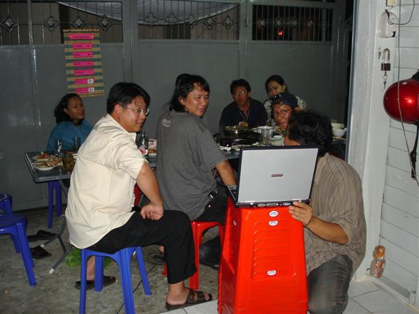 อิ่มหมีพีมัน.... กันแล้ววนี่....
        ฉายหนังเอ๊กซ์ ย่อยอาหารดีก่า.....
               นี่ๆๆ...