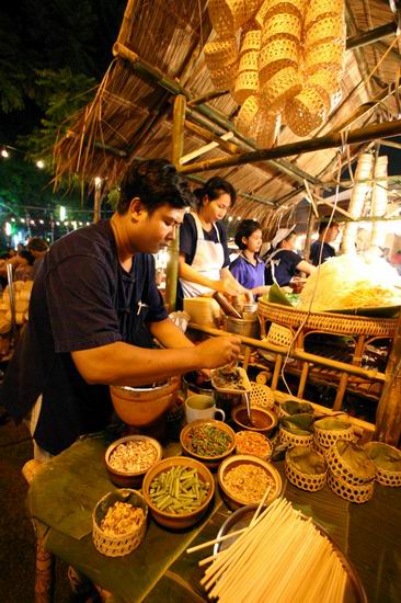 เจ้านี้ขาย ส้มตำ ใส่เครื่องจักรสานที่รองด้วยใบตองครับ 