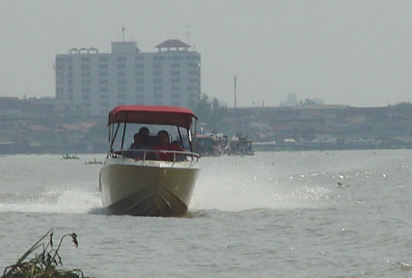โชว์ลีลาให้ผู้สื่อข่าวที่ตามมาทำข่าวดู