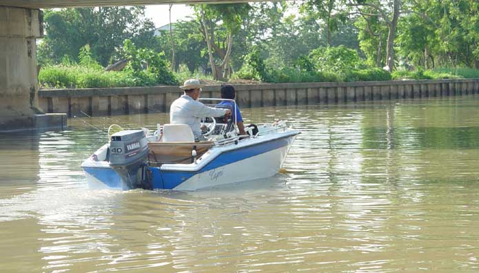 น้าชาวเรือถามว่ามีร้านอาหารแบบนี้อยู่ริมน้ำด้วยเหรอ ไม่ยักรู้มาก่อน  หลงไปกินก๋วยเตี๋ยวอยู่  คราวหน้