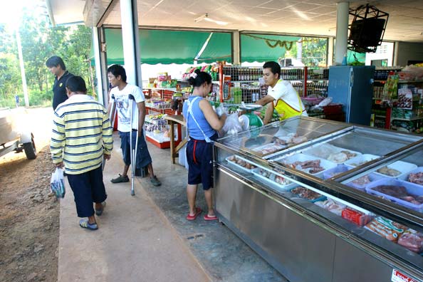 ก่อนถึงดงเสลา มีร้านค้าให้เราจับจ่ายข้าวของ โดยเฉพาะอาหารสดและพืชผัก  อิ๊ ๆๆๆๆ  ตู้แช่ใหญ่มาก เนื้อส