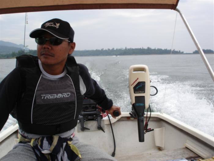 ไต๋เต้ย.. วิ่งนำโด่งออกมา ตามประสาเรือแรงสุดๆ ทิ้ง 50 แรง พี่ต้นม่ายเห็นฝุ่น...
     เพ่ ๆ รู้ จักเ