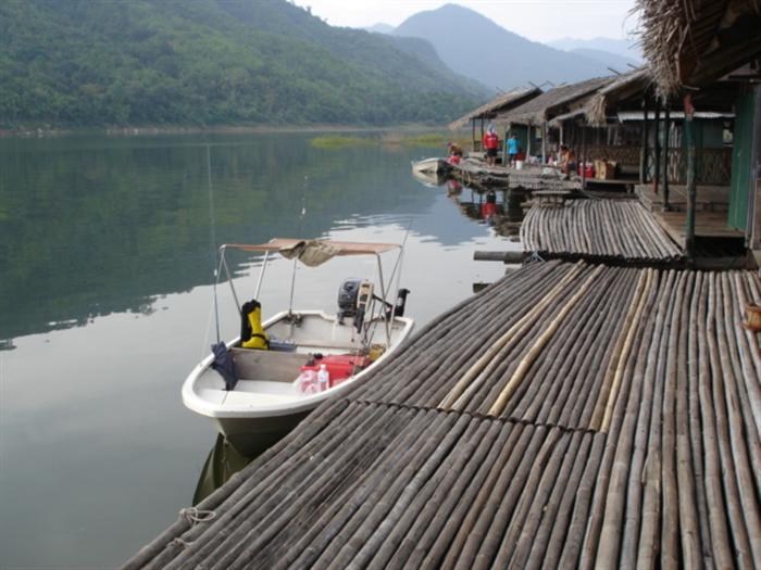 น้าเต้ย เอาเรือมาจอดรอเวลา ออกไปตกปลา หน้าแพที่เราจะพัก รอออกไปตกช่วงเย็นๆ....
         แพที่นี่ น่