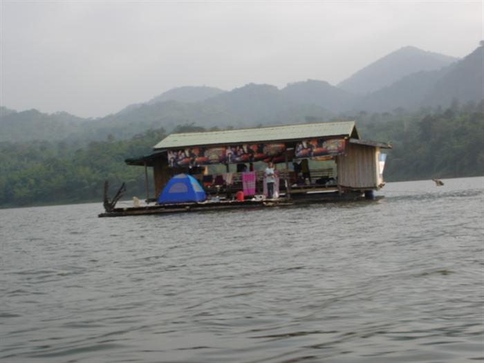 มีร้านขายของ เป้นแพตั้งกลางน้ำด้วย สะดวกน่าดู รับสแตมป์เซเว่นซะด้วย... :love: :love:
     ( พูดเล่น