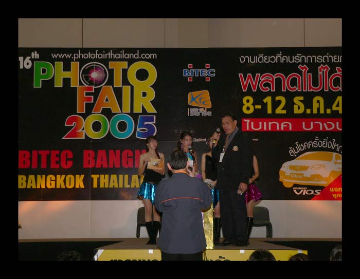 ...ด้านหลังนี้  เป็นเวทีครับ....จะมีการ
