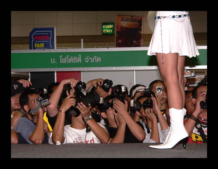 ....อุ๊ ย ย...พี่คนข้างล่างจะถ่ายอะไรน่