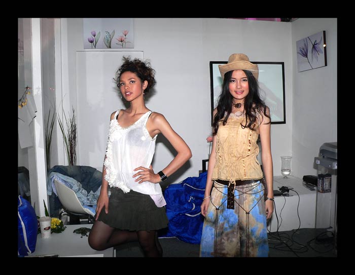 ....สองสาว...นางแบบอาชีพโพสต์ท่าท้าทาย