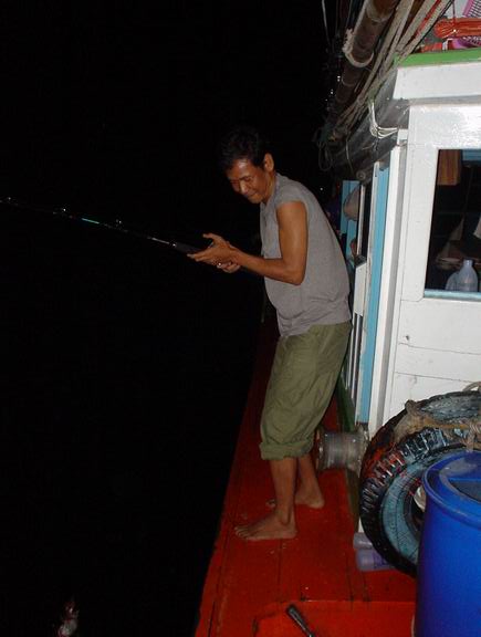                 แล้วปลาตัวแรกที่ขึ้นเรือ.................ก็เป็นน้าอ๊อด  ที่ตกได้ครับ  ( ที่แรกนึกว่า