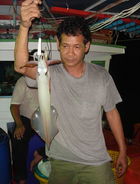 
                 แม้.......แต่ " ท่านเทพเขื่อน "     ยังต้องหันมาเอาดีทางด้านตกปลาหมึกศอกเลยอ่ะครั
