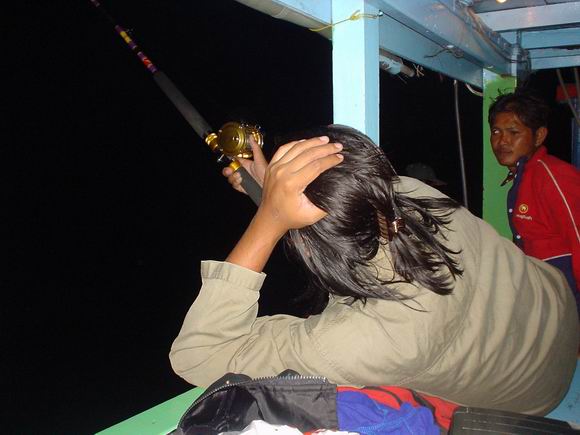 
                    ส่วนพ่อหนุ่มใจบุญคนนี้ก็  รอ  รอ   รอ   รอ  อย่างเดียวครับ.......... :sleeping