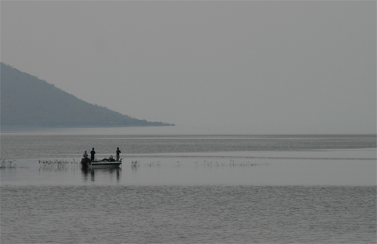 เรือที่ลอยลำอยู่ด้านนอก 