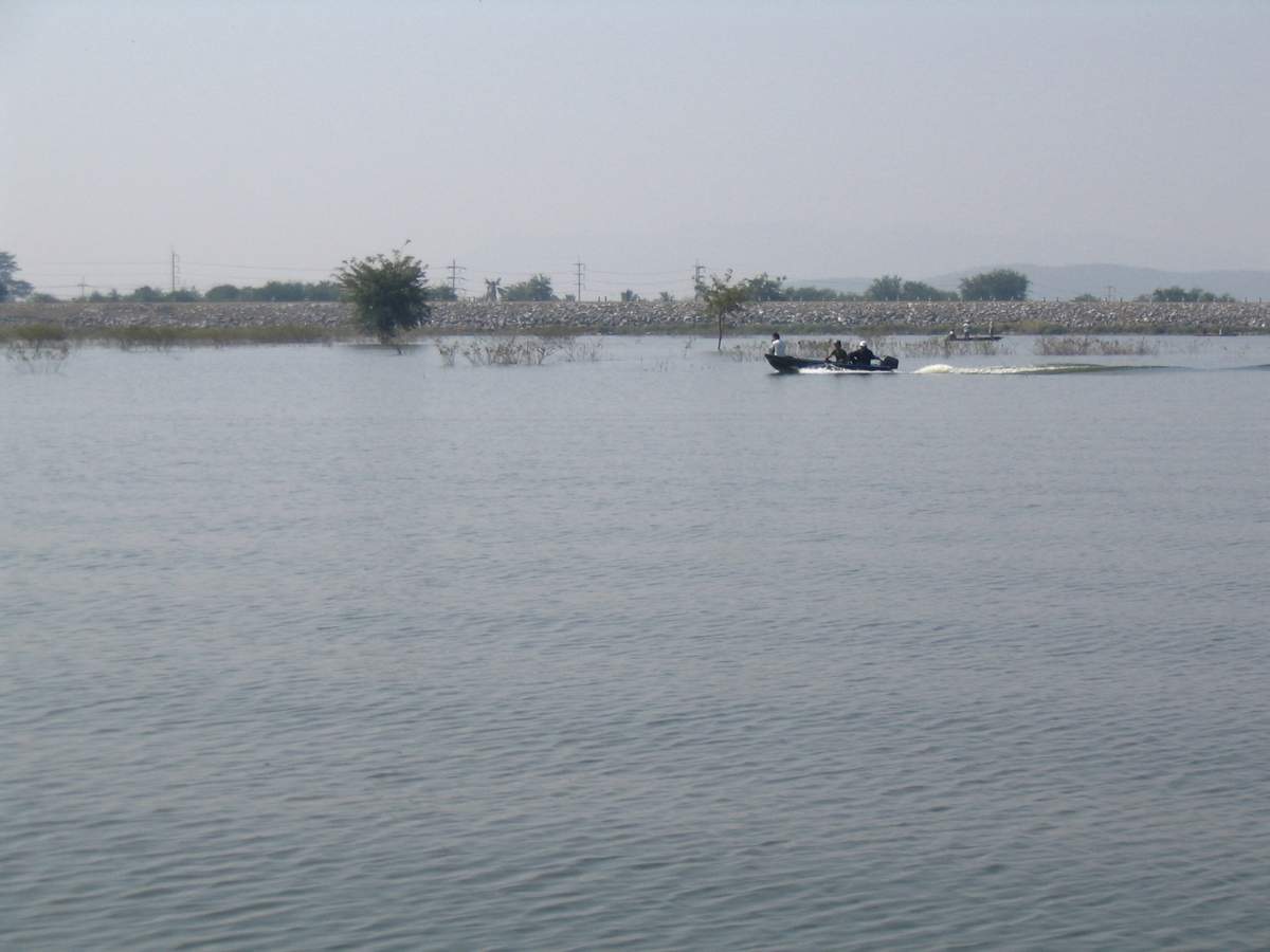 เรือเล็กเครื่องถือท้ายก็มากันหลายลำเลย