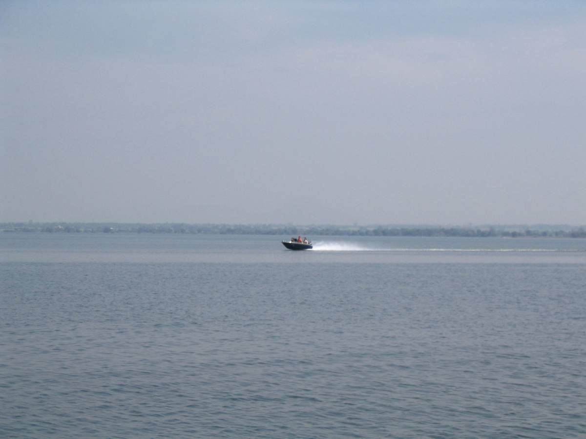 เรือพี่โต้งวิ่งมาแบบเต็มสปีดถ้าติดปีกคงจะบินได้เลย :laughing: :laughing: :laughing: