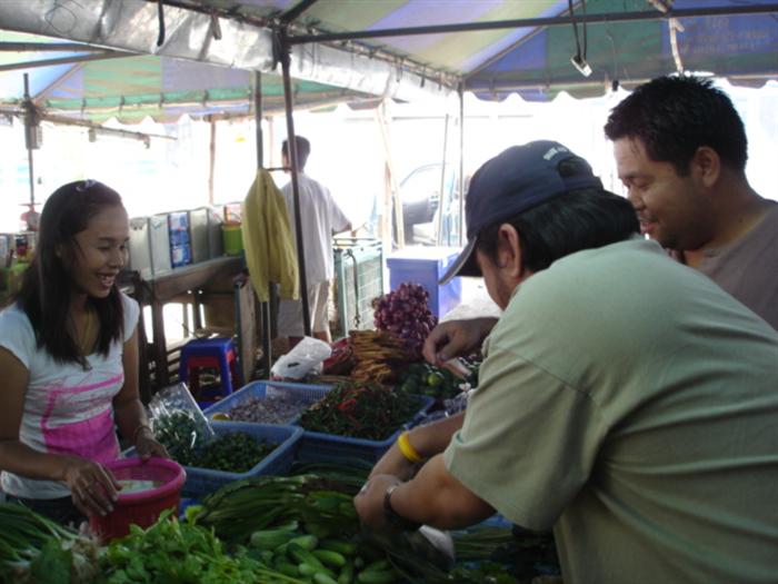 แวะตลาดมหารวย ตลาดแห่งใหม่ในมวกเหล็ก .... 
      แซวแม่ค้ารุ่นป้า กันนิดหน่อย ตามประสา ชายหล่อลากดิ