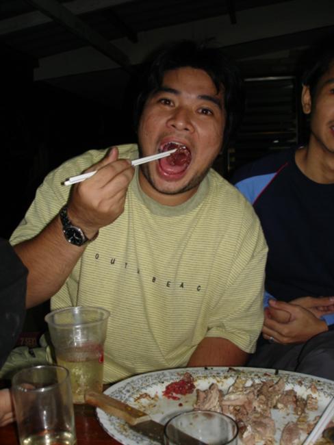 ไม่เลิก ไม่เลิก บัค ตะเกียบมัน ไม่ทันใจ ( น้าดุ๊ก ย่างไม่ทันกิน )  เล่นดิบๆ เฉย... :laughing: :tongu