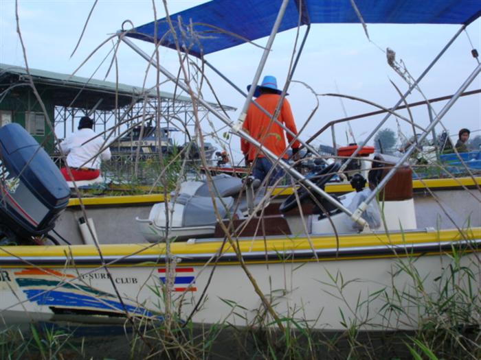 มีเรือมากมาย ที่เข้าร่วมงานแข่งขันครั้งนี้ ริมฝั่งในตอนเช้าคลาคล่ำไป ด้วยสปีดโบ๊ท และ สตีลโบ๊ท ( เรื