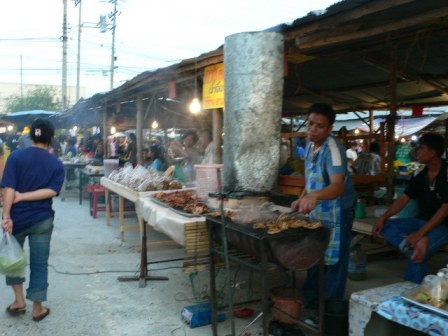 ใกล้ๆมีตลาดนัดด้วย..อังคารกับเสาร์