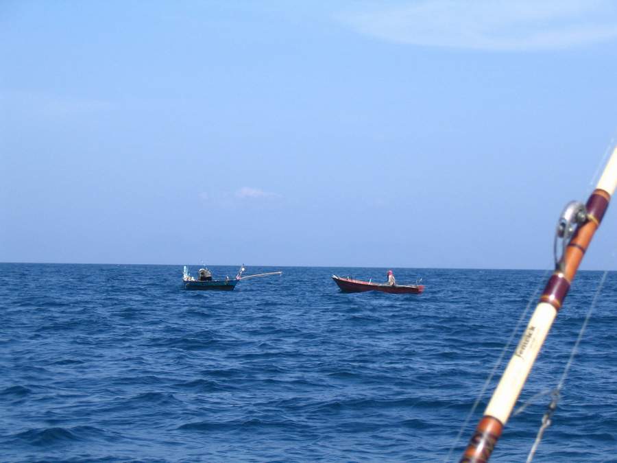 เรือชาวบ้านที่ออกมาลากเหยื่อกันเด่วนี้ชาวบ้านแถบประจวบลากกันด้วยเหยื่อราพาล่ากันแถบทั้งนั้นเลยอะครับ