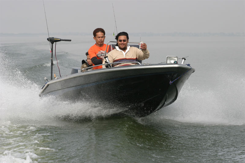 ปาดคลื่นท้ายเรือของพี่ต้นโชว์ด้วย เสียวจัง...วุ้ยยยย   :laughing: :laughing: :laughing:
