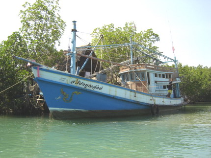 เรือลำนี้ครับ เป็นเรือของ พี่ธา คนที่ติดต่อไต๋สมควร ให้พวกเรา ดึกๆแล้ว แกยังเป็นธุระให้ ขอบคุณมาก จร