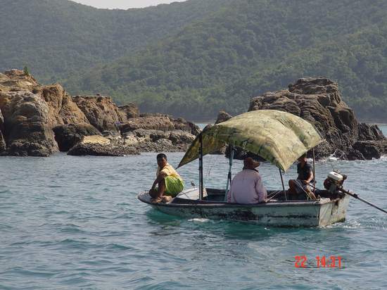 หมายสุดท้ายก่อนกับฝั่งเรามองเห็นไกลๆนึกว่าเรือไต๋ช้างพาน้องเจมส์มาตกปลาเสียอีกครับ  :laughing: :laug