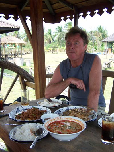 ตายละหว่า สั่งกับข้าวลืมไปเลย จอห์นทานได้ป่าวครับมีแต่เผ็ด ๆ อะครับ  :sad:

ทานได้เคิ้บ อาหารไทยไม