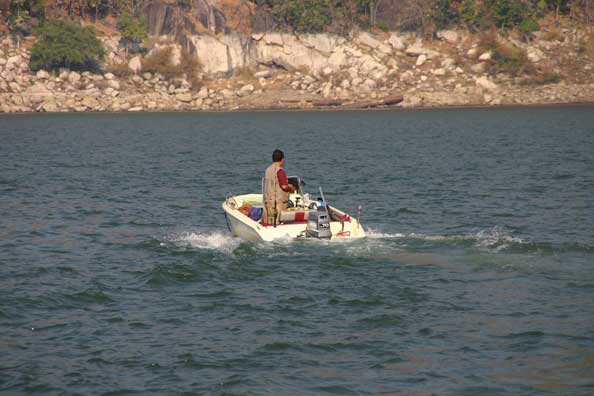 เราใช้วิธีเอาเรือลงแบบนี้ทุกลำครับ ต้องสลับกันกับชาวบ้านที่เอาของมาส่งและมาลง พอลงเสร็จแล้วก็ต้องเอา