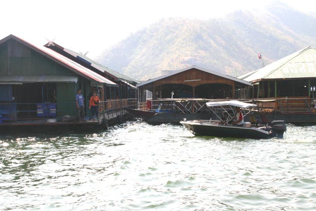 มากันแล้วครับ  พี่โต้งเอาเรือเข้าไปรับ คลื่นค่อนข้างเยอะครับ เนื่องจากมีเรือเข้าออกตลอดเวลา