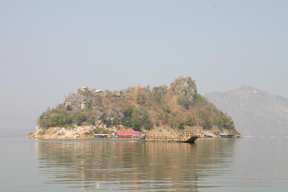 วิ่งเรือออกมาได้ซักครู่เราก็จะผ่านจุดแรก เท่าที่ดูจากเวปฯ ของเขื่อน บอกตำแหน่งนี้ว่าเขาหนาม