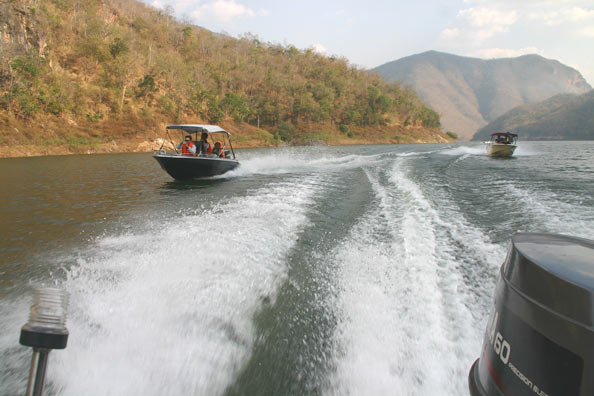   ผมพยายามชวนน้าลำปางหนาให้ขึ้นมาเรือน้าประมงด้วยกัน แต่ได้รับการปฏิเสธเนื่องจากติดใจอะไรบางอย่างเข้