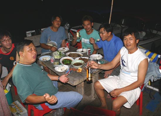  ดินเนอร์ที่แสนอร่อย เรื่องราวของสายน้ำ เรือ เพื่อนใหม่ มิตรภาพ ฯลฯ