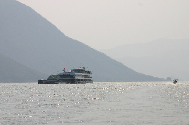 กำลังแซงเรือสำราญลำที่ผ่านเราไปเมื่อคืน :cheer: :cheer: :cheer: