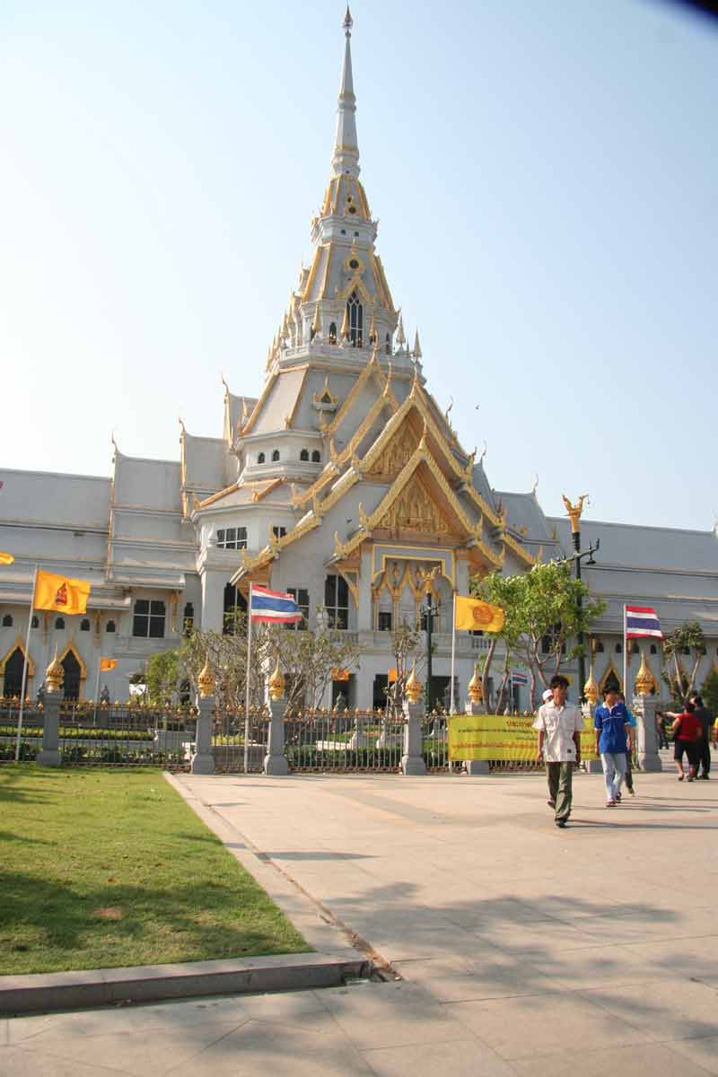 นั่งรถไฟจาก กทม.มาถึง8ริ้วแต่เช้า  แต่ด้วยความที่ว่าพี่เล็กของเราเป็นคน"เที่ยงทำ"คับ ฉนั้นเรามาถึงตอ