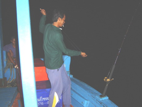 หัวเรือ ก้อมี พี่หมาย มือซ้ายไต๋ลือ ลงแฮนด์ไลน์ ช่วยเราอีกแรง
....แล้วก้อ เกิน อาการ.....ฮึบ ๆๆ  แบ