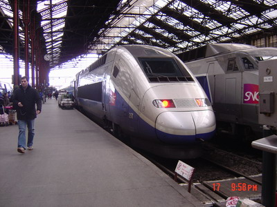 พาหนะ ที่ใช้เดินทางจากสวิส ไปฝรั่งเศสคับ
เป็นรถไฟชื่อ TGV ความเร็ว 270 กิโลเมตร ต่อชั่วโมงคับ
เด๋ว