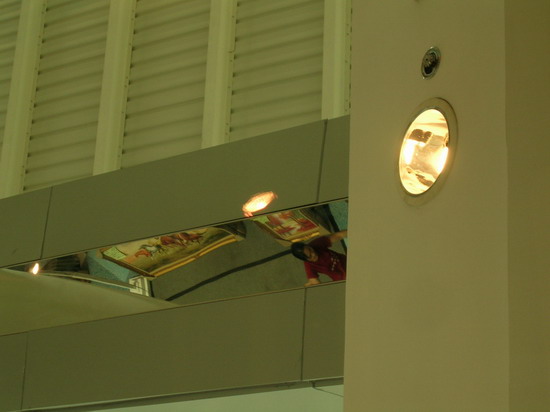 ในห้างสรรพสินค้า ก้อมีมุมน่าสนใจอยู่ด้านบนเพดานให้ถ่าย เป็นเงาสะท้อนของสเตนเลสกับหลอดไฟและหัวฉีดน้ำด
