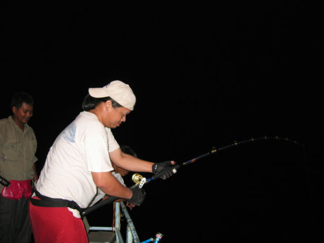 ตัดมาเข้าตอนอัดปลาเลยครับ  กำลังอัดปลาครับ  ยังไม่รู้ว่าปลาอะไร