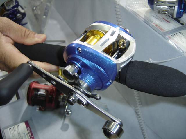 ตัวนี้ Mold เดียวกับ Alphas 
รุ่น AIRD100
มีทั้งซ้ายและขวาครับ  มือหมุนเป็น Power Handle
น้ำหนัก 