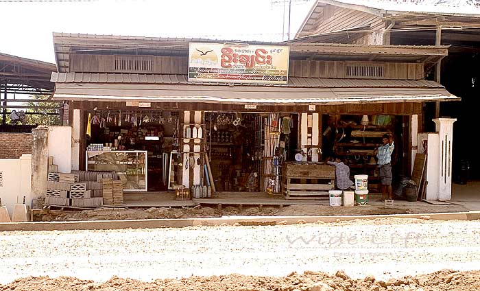 ระหว่างทางสถานที่แรกที่จะไปคือ ตลาด เมียวดี  รูปที่เห็นคือร้านขายวัสดุก่อสร้าง