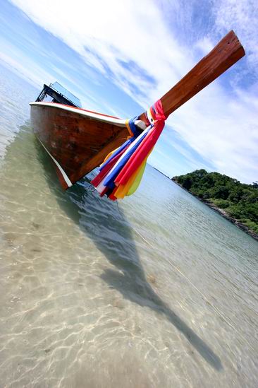 เรือลำเดียวกัน ถ่ายในสถานที่เดียวกัน เอียง กลับกันคนละด้านเลย 
             ภาพนี้ ได้เล่นกับเงาของ