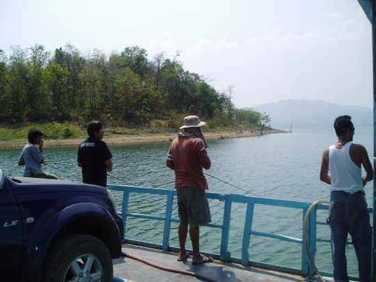 เอ๊า...ย้ายมาท้ายเรือบ๊าง.....................
 :smile: