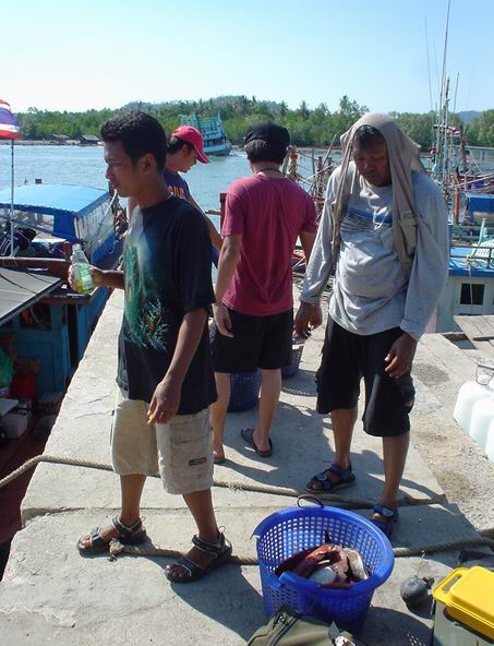  
          เรือของทีมหาดใหญ่....................ขึ้นฝั่งมาก่อนครับ   ( แดดร้อนจริงๆ )  :smile: :sm